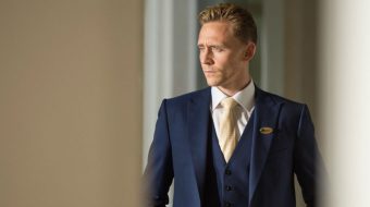 Coś miłego na piąteczek: Tom Hiddleston pozuje w garniturach z pięknymi psami u boku