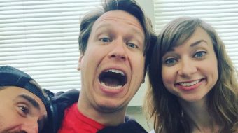 Pete Holmes pomieszkuje na różnych kanapach. Zwiastun 