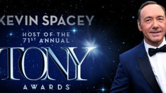 Kevin Spacey tańczy, śpiewa i przeżywa katusze jako gospodarz Tony Awards. Zobaczcie otwarcie gali