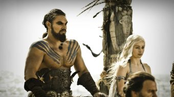 Khal Drogo i Daenerys na Żelaznym Tronie? Emilia Clarke i Jason Momoa pasują tam idealnie!