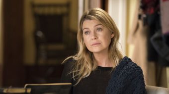 Meredith Grey uśmiecha się na plakacie 