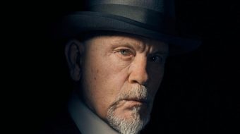 John Malkovich jako Herkules Poirot na zdjęciu z 