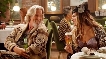 Co za spotkanie! Carrie Bradshaw i Big Lebowski rezygnują ze swoich ulubionych drinków na rzecz piwa