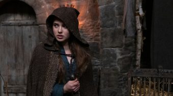 Katherine Langford chwyta za miecz w pełnym trailerze serialu 