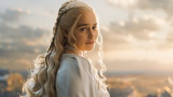 Emilia Clarke stworzyła cały monolog po valyriańsku i nikt nie zauważył. To scena, którą pewnie pamiętacie