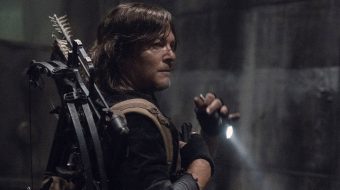 Norman Reedus pozuje na planie serialu 