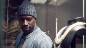 Omar Sy pozuje na tle Paryża i szykuje kolejny skok. Ruszyły zdjęcia do 3. sezonu 