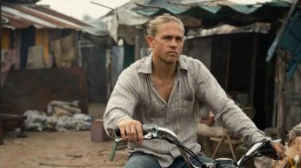 Charlie Hunnam przemierza Mumbaj jako Shantaram w serialu Apple TV+ — zwiastun adaptacji światowego hitu