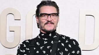 Pedro Pascal z ręką na temblaku na Złotych Globach. Co przydarzyło się gwieździe 