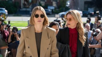 Jessica Biel i Elizabeth Banks jako zwaśnione siostry w kryminale Prime Video. Kiedy premiera? Są fotki