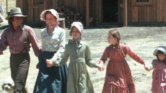 Serialowy hit sprzed lat dostaje drugie życie na Netfliksie. Zobaczcie, jak prezentuje się nowa obsada