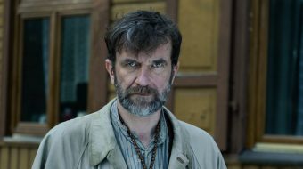 HBO Max ma gotowy kolejny polski serial. Lata 90. i Tomasz Kot jako przywódca sekty – zobaczcie zdjęcia