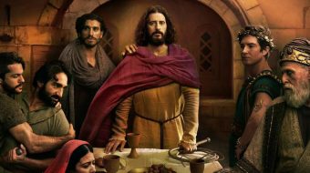 6 newsów na czwartek: 6. sezon serialu o Jezusie, John Malkovich na Apple TV+, Noah Baumbach z serialem